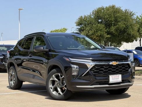 Used 2025 Chevrolet Trax LT FWD image 2
