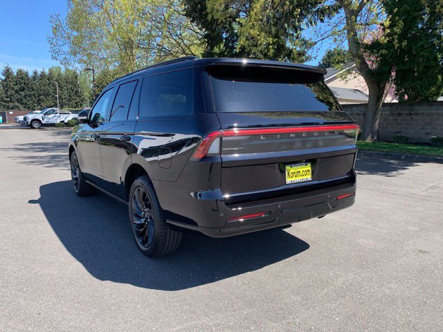 New 2026 Lincoln Navigator Reserve w/ Jet Appearance Package AWD/4WD image 3