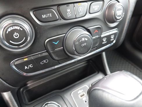 Used 2020 Jeep Cherokee Latitude Plus w/ Cold Weather Group image 29