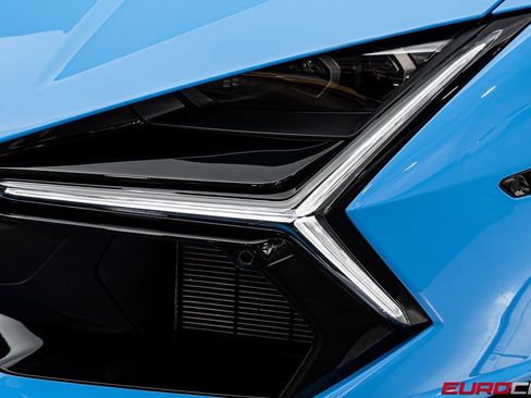 Used 2025 Lamborghini Revuelto image 13