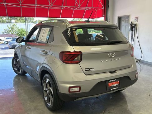 Used 2025 Hyundai Venue SEL FWD image 5