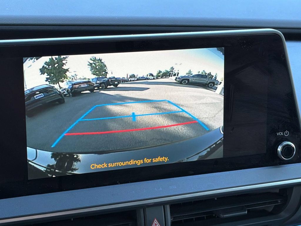 Used 2024 Toyota Prius XLE AWD/4WD image 17