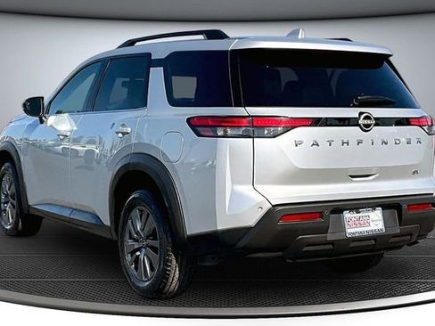 Certified 2024 Nissan Pathfinder SV FWD image 4