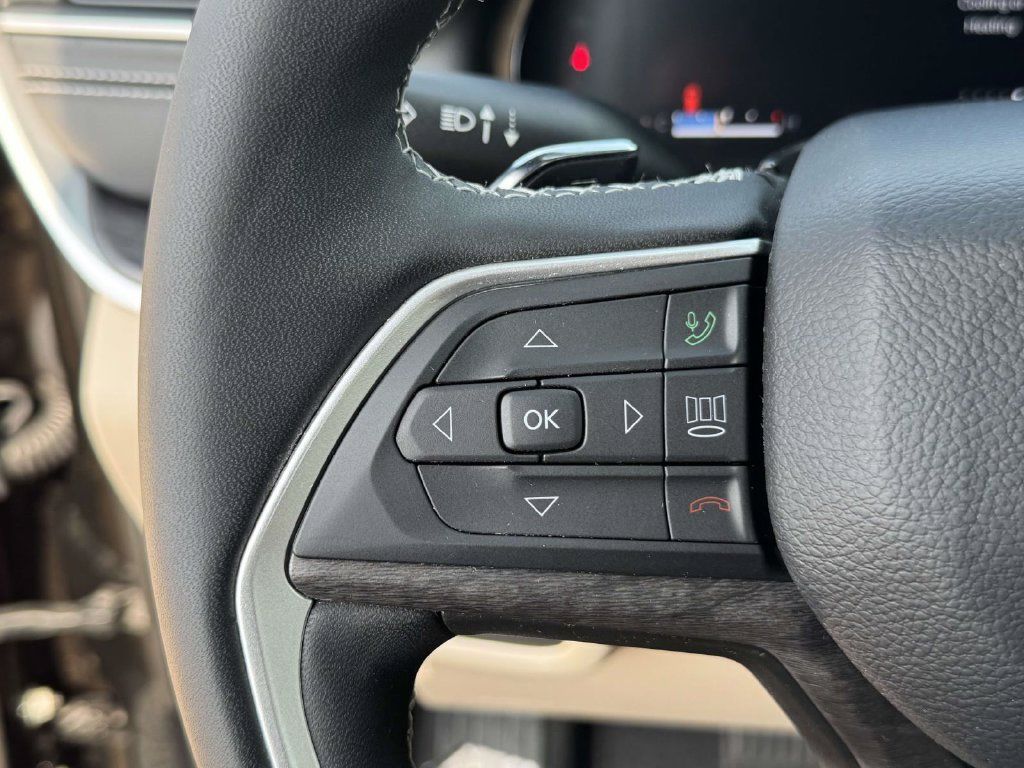 Used 2024 Jeep Grand Cherokee Limited AWD/4WD image 24