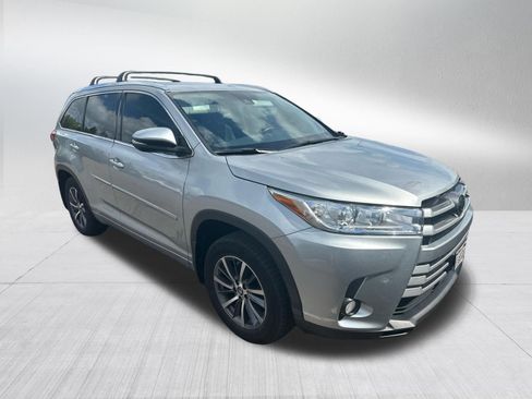 Used 2017 Toyota Highlander XLE AWD/4WD image 6