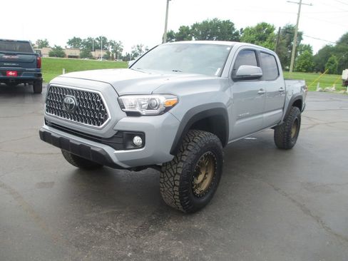 Used 2019 Toyota Tacoma TRD Off-Road AWD/4WD image 11