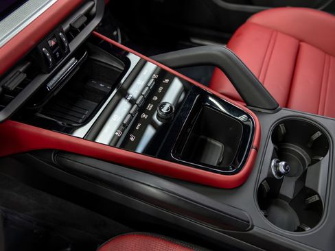 Certified 2025 Porsche Cayenne Coupe AWD/4WD image 40