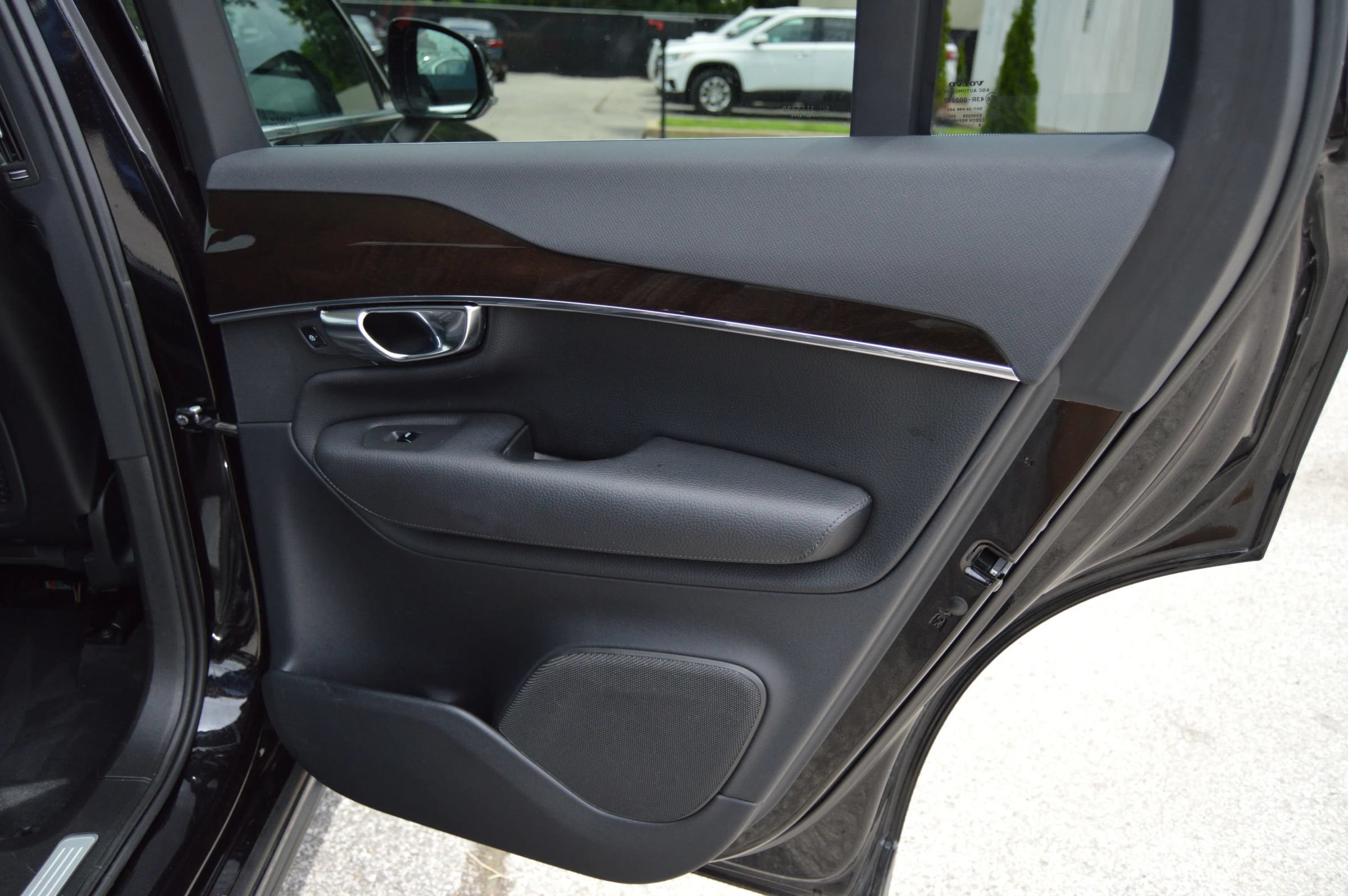 Used 2017 Volvo XC90 T6 Momentum w/ Vision Package AWD/4WD image 27