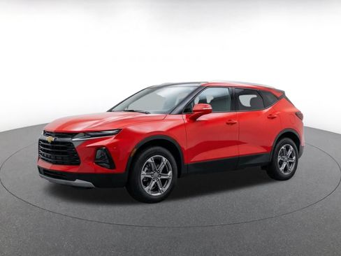Used 2025 Chevrolet Blazer LT FWD image 3