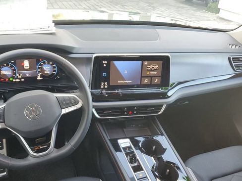Used 2024 Volkswagen Atlas Peak Edition SE AWD/4WD image 15