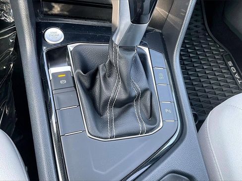 Certified 2025 Volkswagen Taos SE image 16