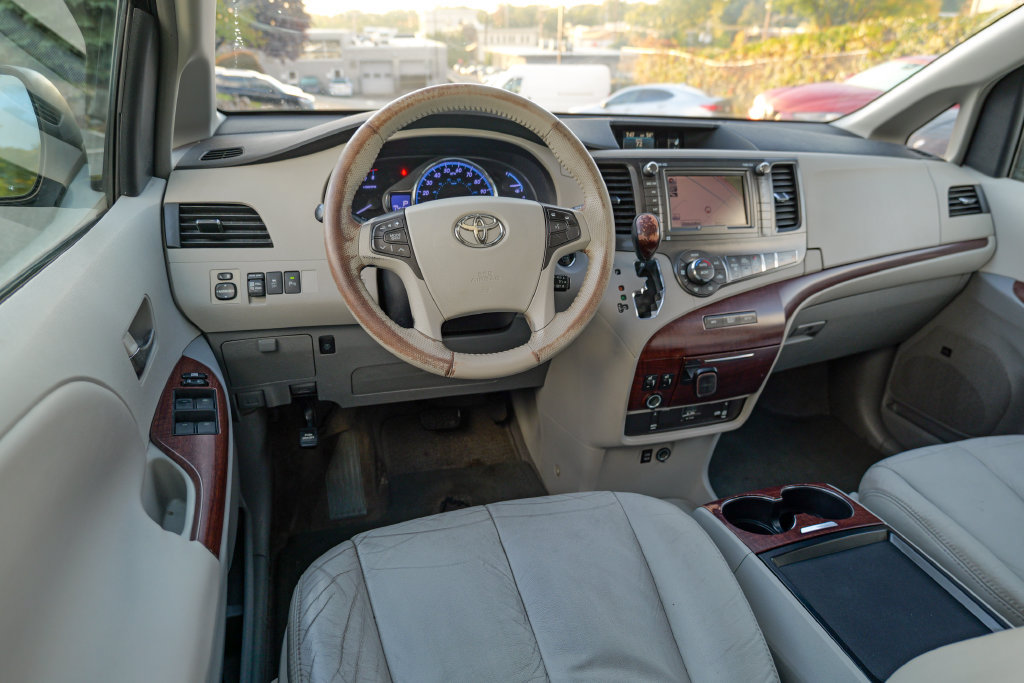 Used 2011 Toyota Sienna XLE w/ Premium Pkg FWD image 34