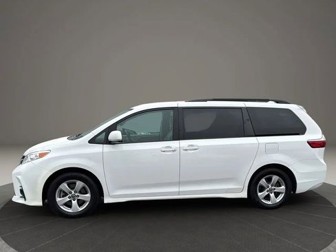 Used 2018 Toyota Sienna LE image 19