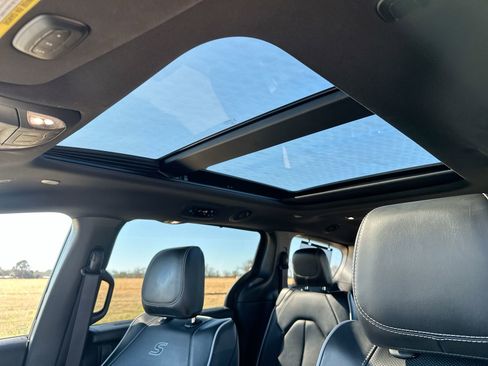 Used 2025 Chrysler Pacifica Limited image 22