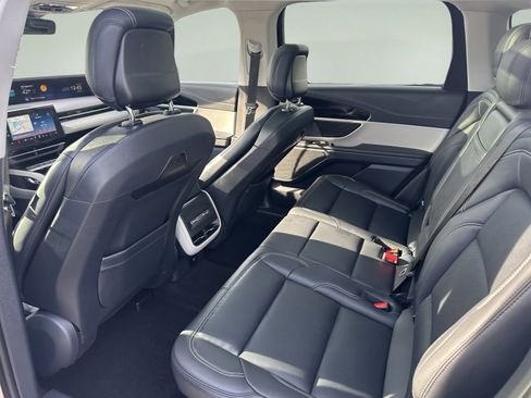 Used 2024 Lincoln Nautilus Premier w/ Equipment Group 102A image 10