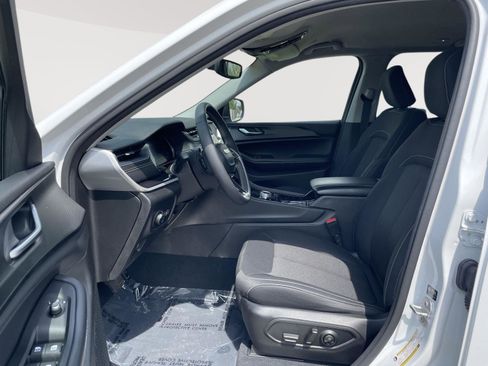 Used 2023 Jeep Grand Cherokee Laredo w/ Luxury Tech Group I AWD/4WD image 10