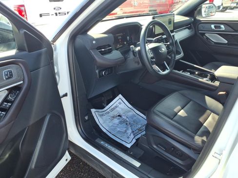 Used 2025 Ford Explorer Platinum w/ Ultimate Package image 10