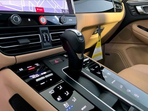 Certified 2026 Porsche Macan image 17