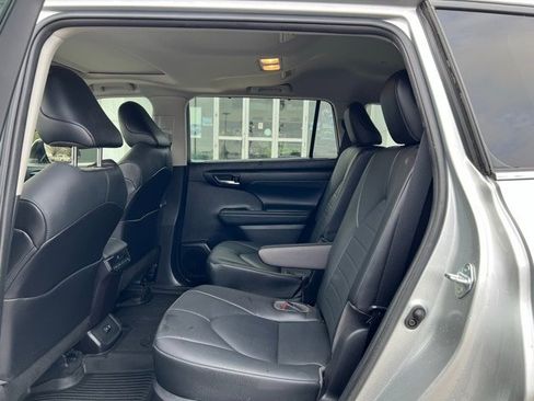 Used 2021 Toyota Highlander XLE image 21
