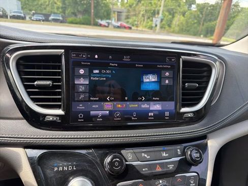 Used 2021 Chrysler Pacifica Touring-L FWD image 25