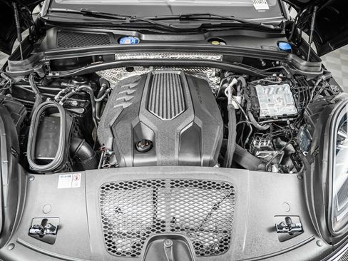 Certified 2024 Porsche Macan AWD/4WD image 13