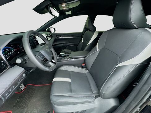 Used 2025 Toyota Camry SE w/ Convenience Package FWD image 13