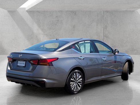 Used 2025 Nissan Altima 2.5 SV FWD image 4