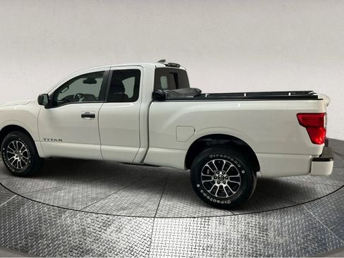 Used 2022 Nissan Titan SV image 5