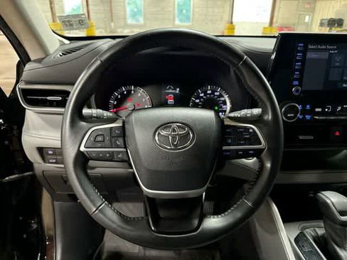 Used 2022 Toyota Highlander LE AWD/4WD image 19