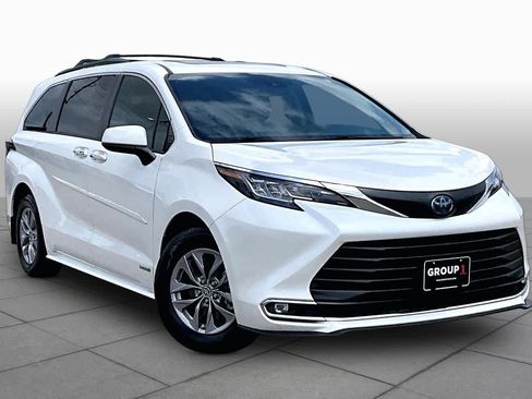 Used 2021 Toyota Sienna XLE FWD image 3