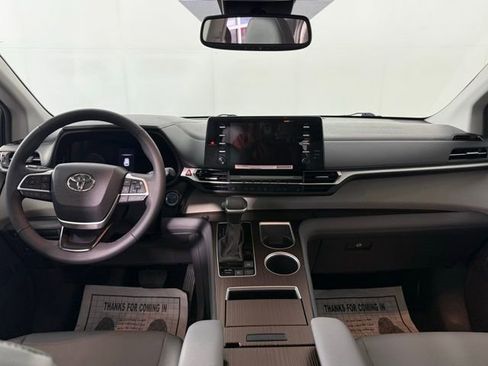Used 2024 Toyota Sienna XLE FWD image 28