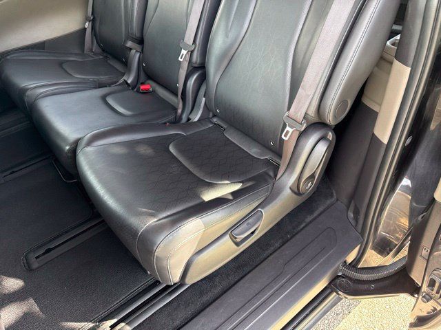 Used 2025 Kia Carnival FWD image 27