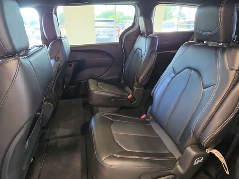 Used 2026 Chrysler Pacifica Select FWD image 31