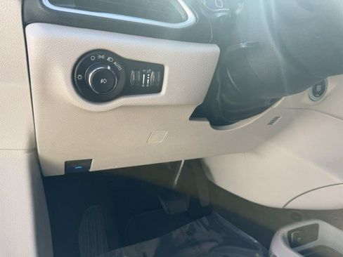 Used 2023 Chrysler Pacifica Touring-L FWD image 14