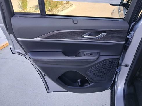 New 2025 Jeep Grand Cherokee Limited w/ Luxury Tech Group II AWD/4WD image 14