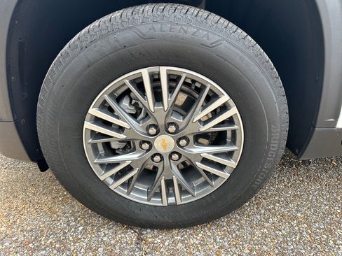 Used 2025 Chevrolet Traverse LT image 18