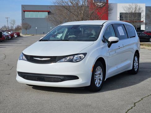 Used 2023 Chrysler Voyager LX image 2