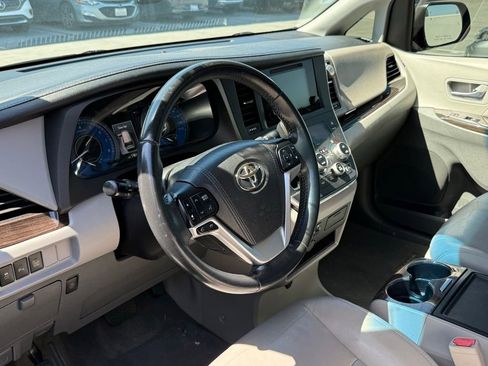Used 2017 Toyota Sienna XLE w/ XLE Navigation Package FWD image 2