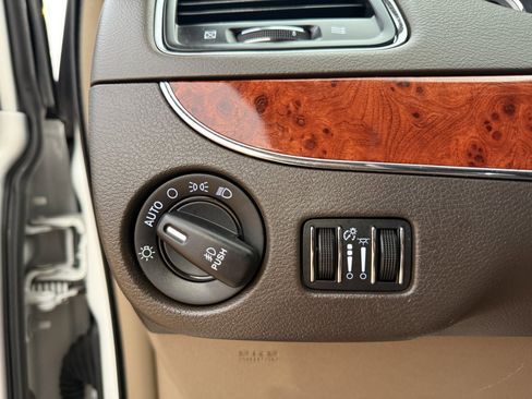 Used 2015 Chrysler Town & Country Touring w/ Driver Convenience Group image 36