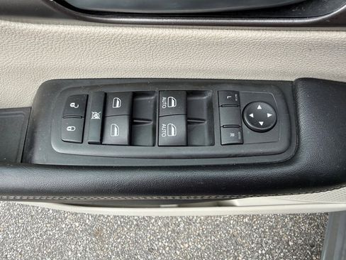 Used 2022 Chrysler Pacifica Touring-L image 13