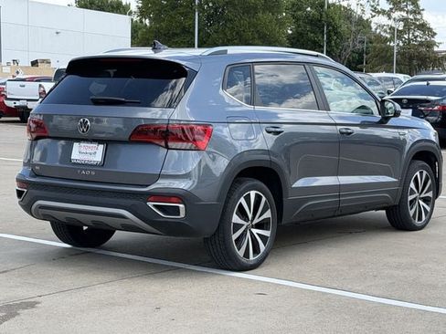 Used 2022 Volkswagen Taos SE FWD image 4