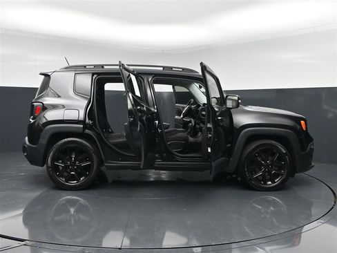 Used 2017 Jeep Renegade Altitude FWD image 29