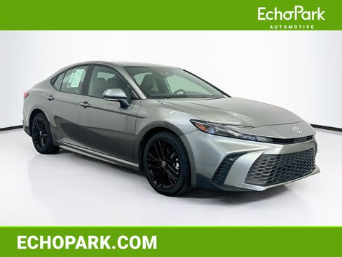 Used 2025 Toyota Camry SE FWD image 1