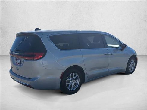 Used 2024 Chrysler Pacifica Touring-L image 5