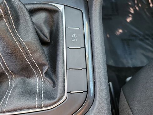 Used 2022 Volkswagen Tiguan SE image 38