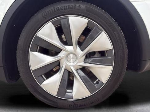 Used 2024 Tesla Model Y 2WD image 15