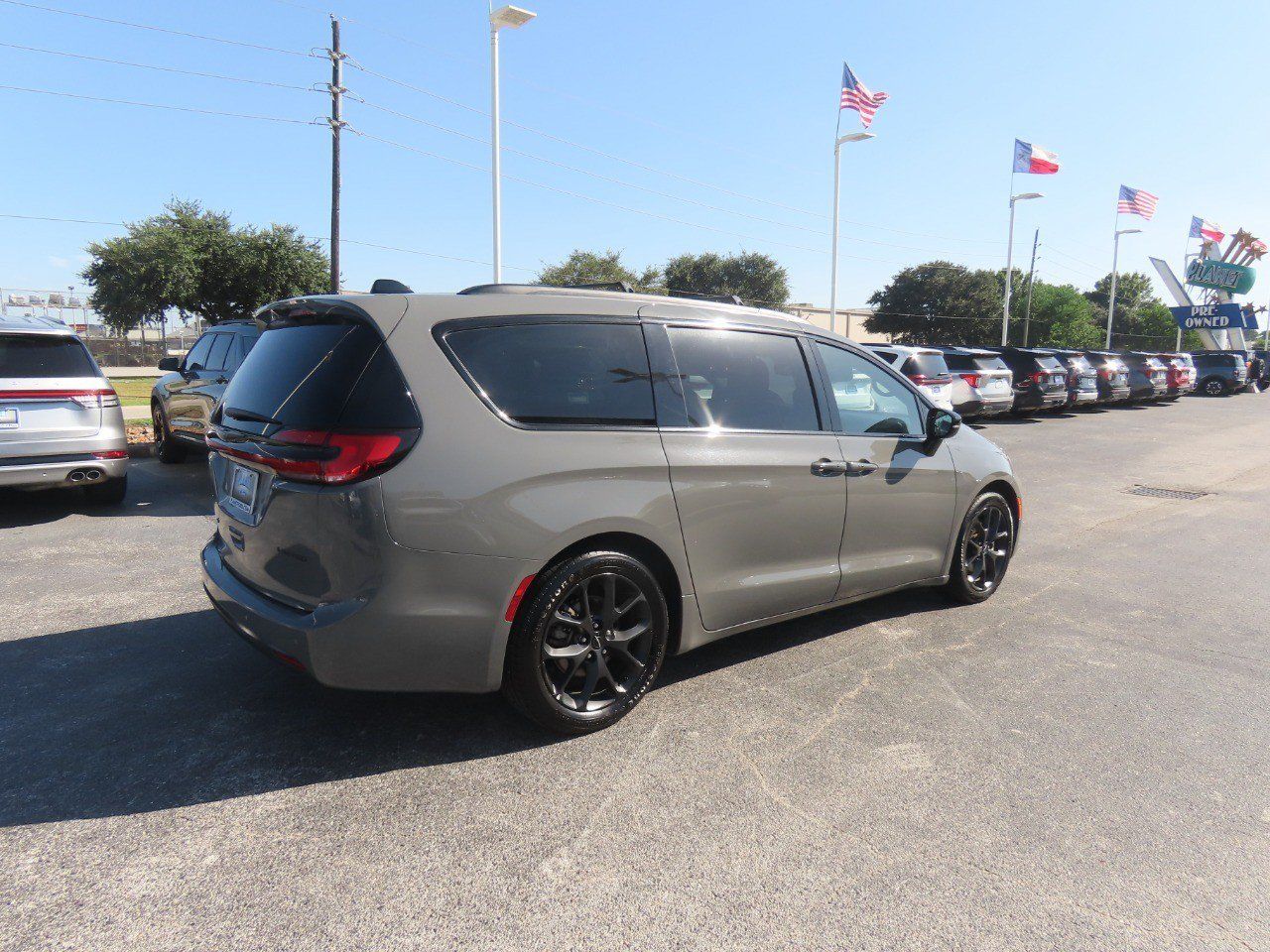 Used 2025 Chrysler Pacifica Limited FWD image 11