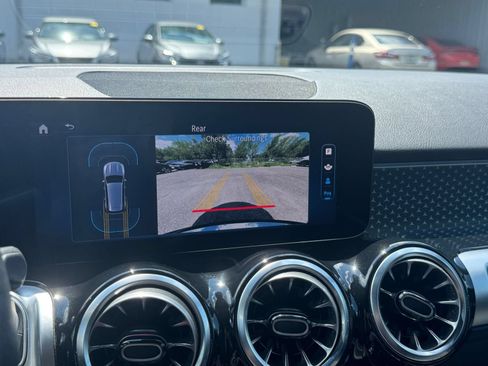 Used 2025 Mercedes-Benz GLB 250 image 27