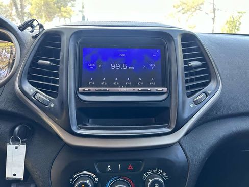 Used 2016 Jeep Cherokee Sport image 10