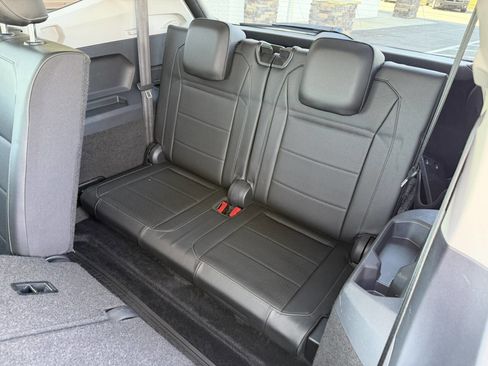 Used 2018 Volkswagen Tiguan SEL FWD image 26